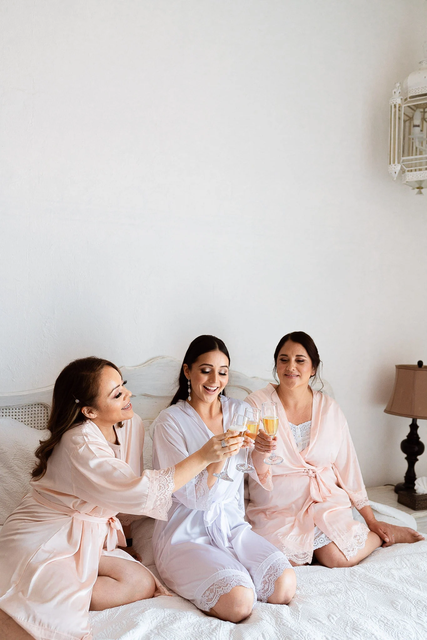 Novio limpiando sus zapatos para su boda