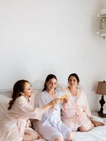 Novio limpiando sus zapatos para su boda