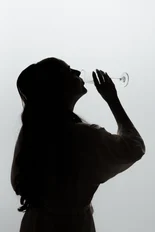 La mamá de la novia viendo los aretes que usara la novia