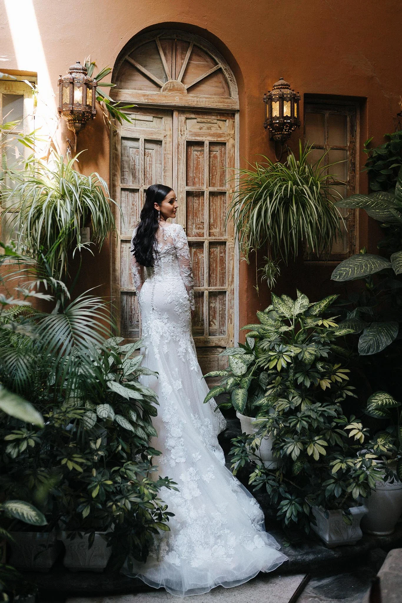 El novio leyendo una carta de amor sentado en la cama antes de su boda