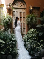 El novio leyendo una carta de amor sentado en la cama antes de su boda