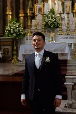 Papá del novio ayudando a poner la camisa para su boda