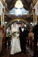 Padre e hijo tomados de las manos