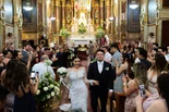 Padre ayudando a su hijo a vestirse para su boda