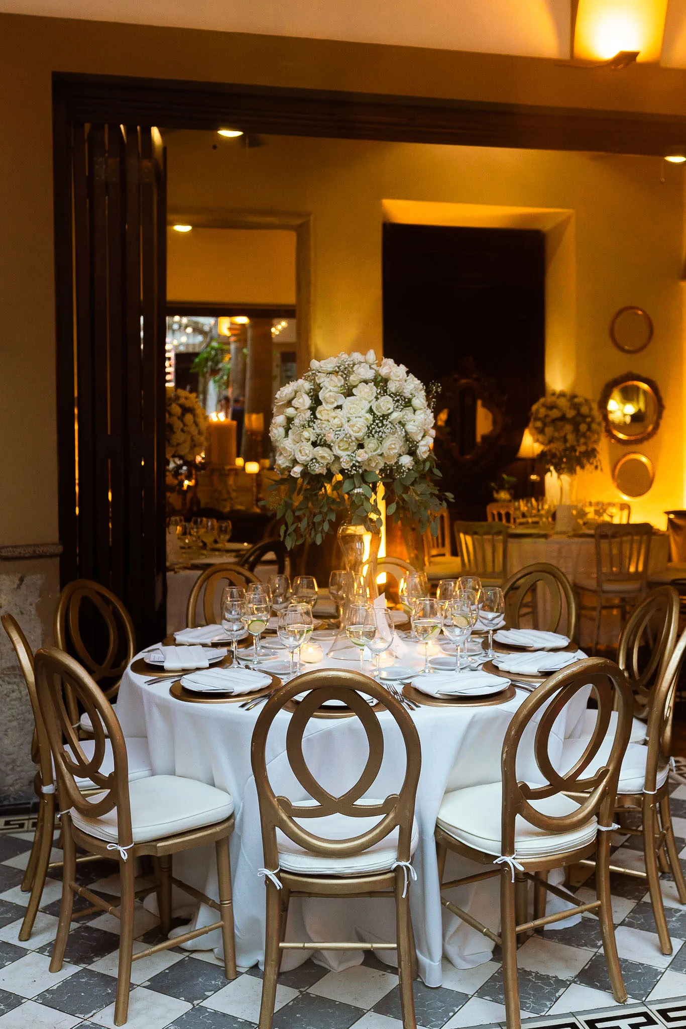 Novio asomándose por la ventana en su boda