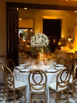 Novio asomándose por la ventana en su boda