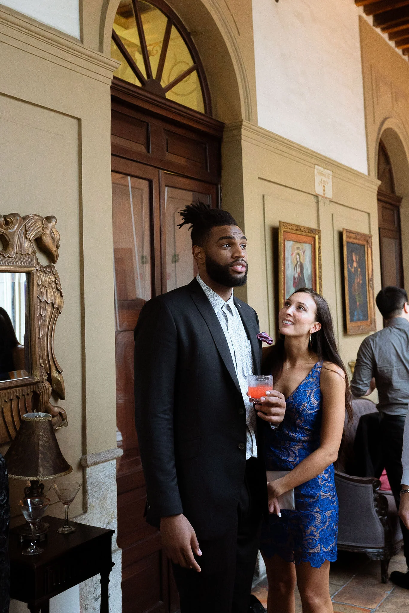 Novio sonriendo antes de ver a su prometida por primera vez