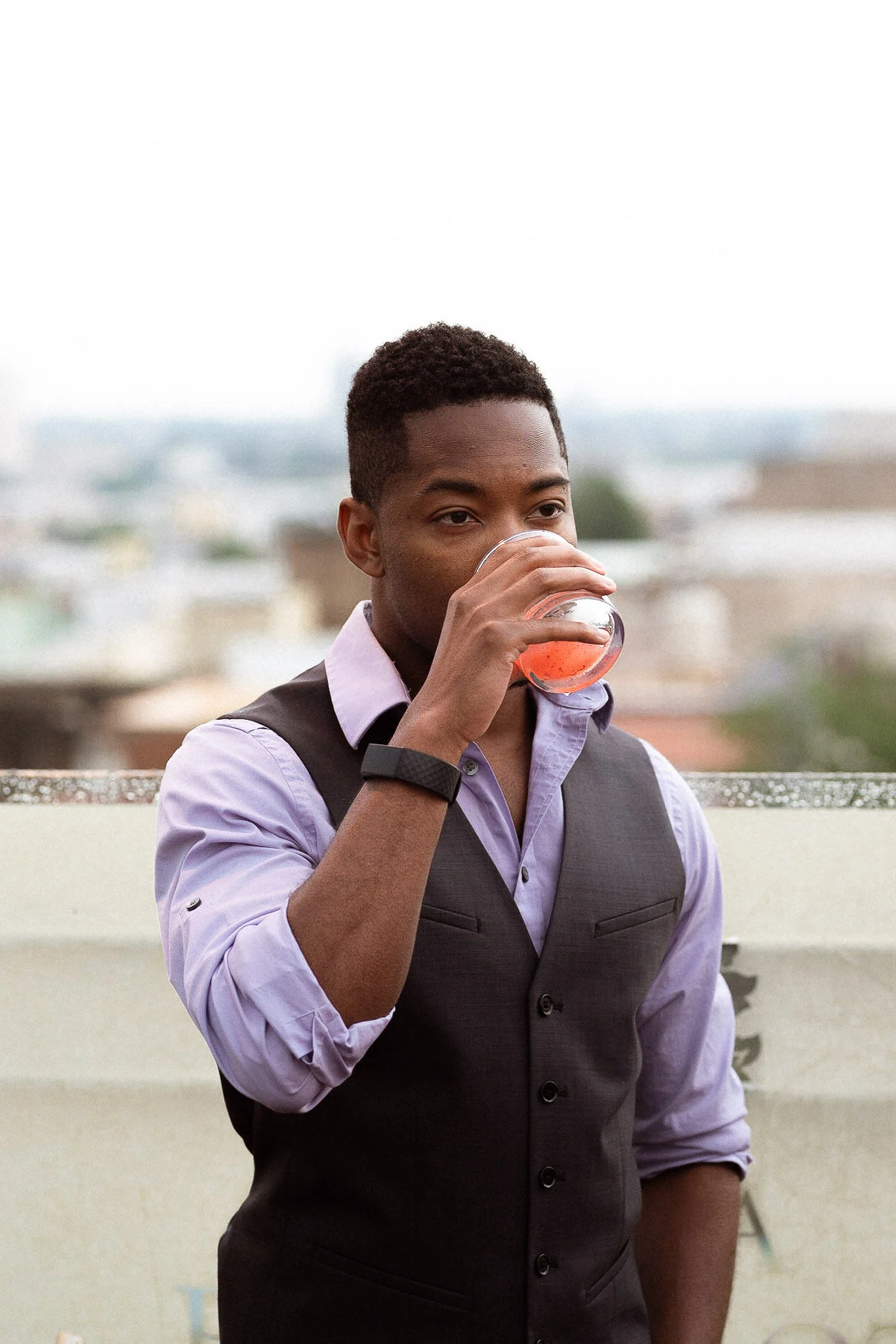 Novio y novia sonriendo tocando sus frentes