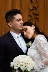 Novio y novia abrazándose y sonriendo