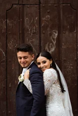 Novio y novia abrazándose y sonriendo