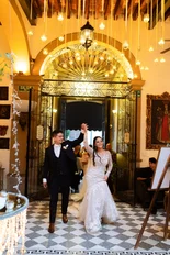 Novio y novia apunto de besarse