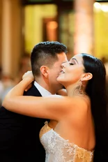 Novio y novia juntos y sonriendo en su boda
