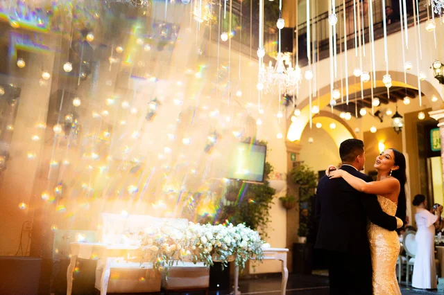 Novia caminando hacia el altar con su papá