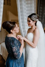 Novia viendo su peinado y maquillaje para su boda en el espejo