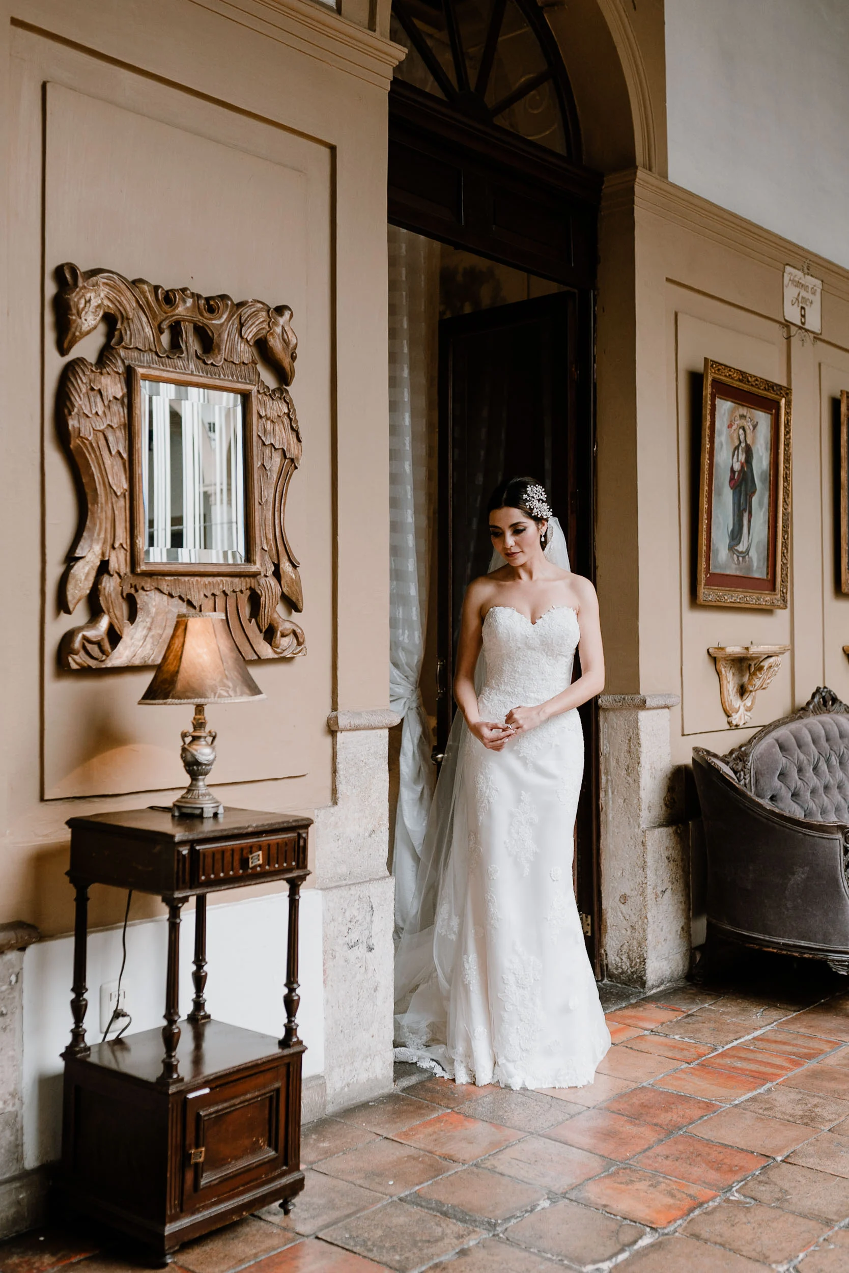La mamá de la novia viendo los aretes que usara la novia