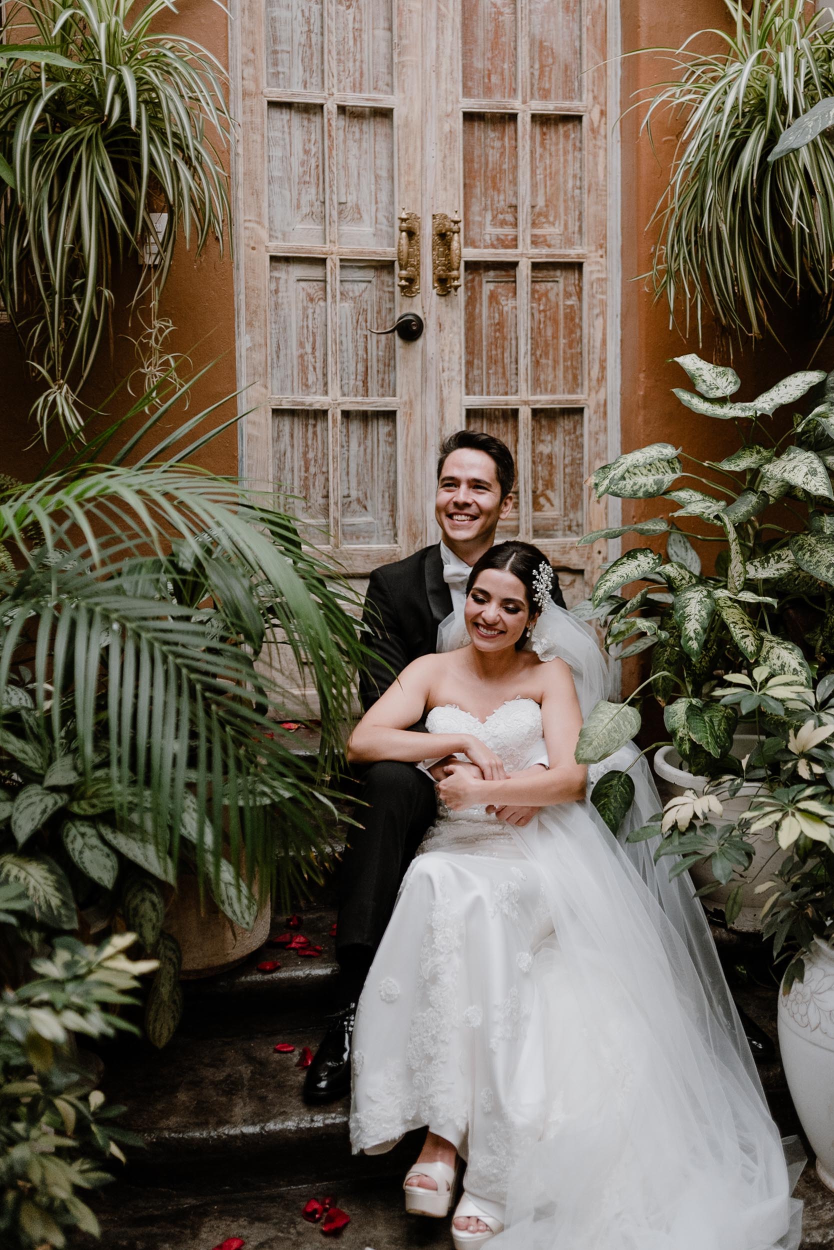 El novio leyendo una carta de amor sentado en la cama antes de su boda