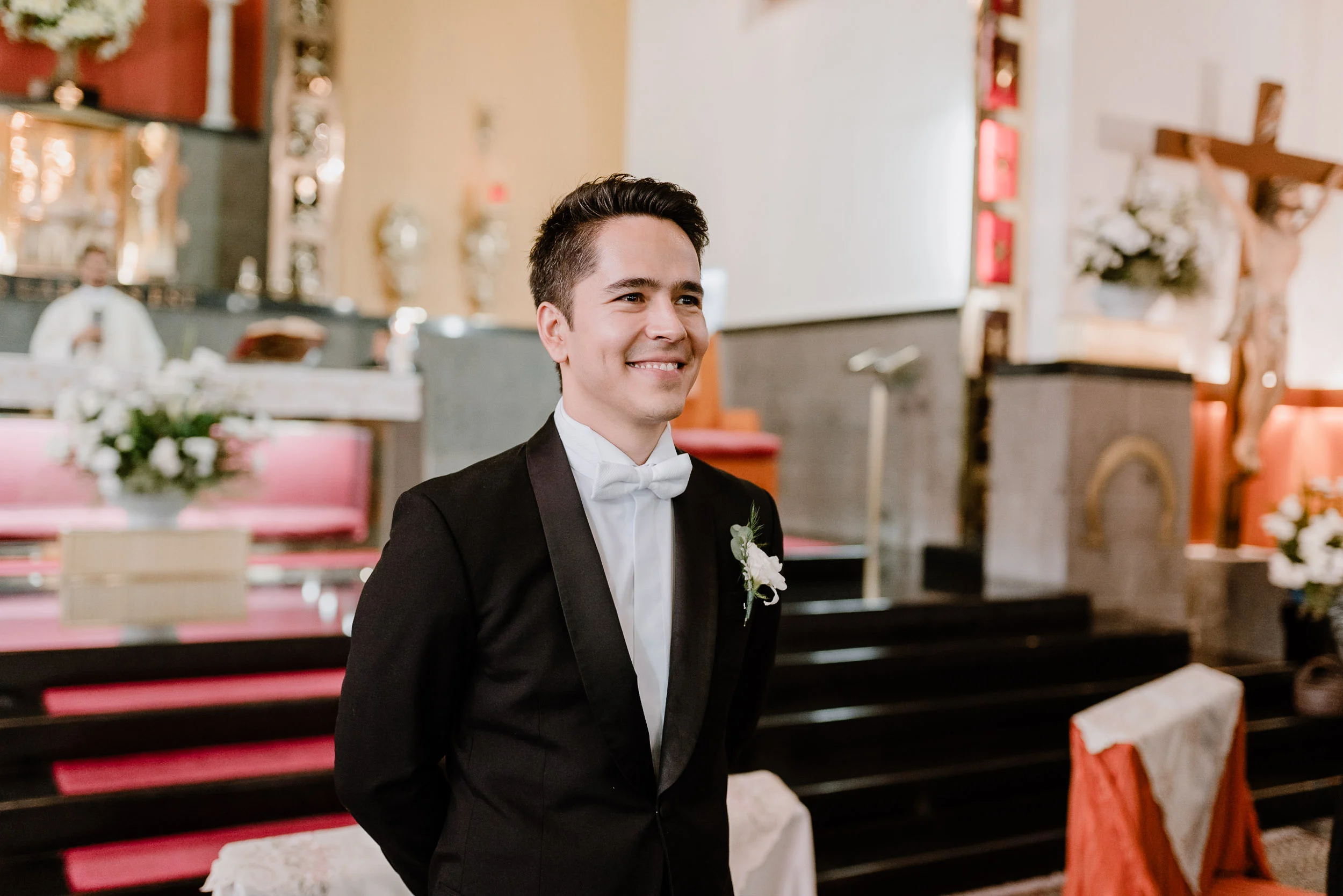 Madre e hijo sonriendo abrazados antes de la boda