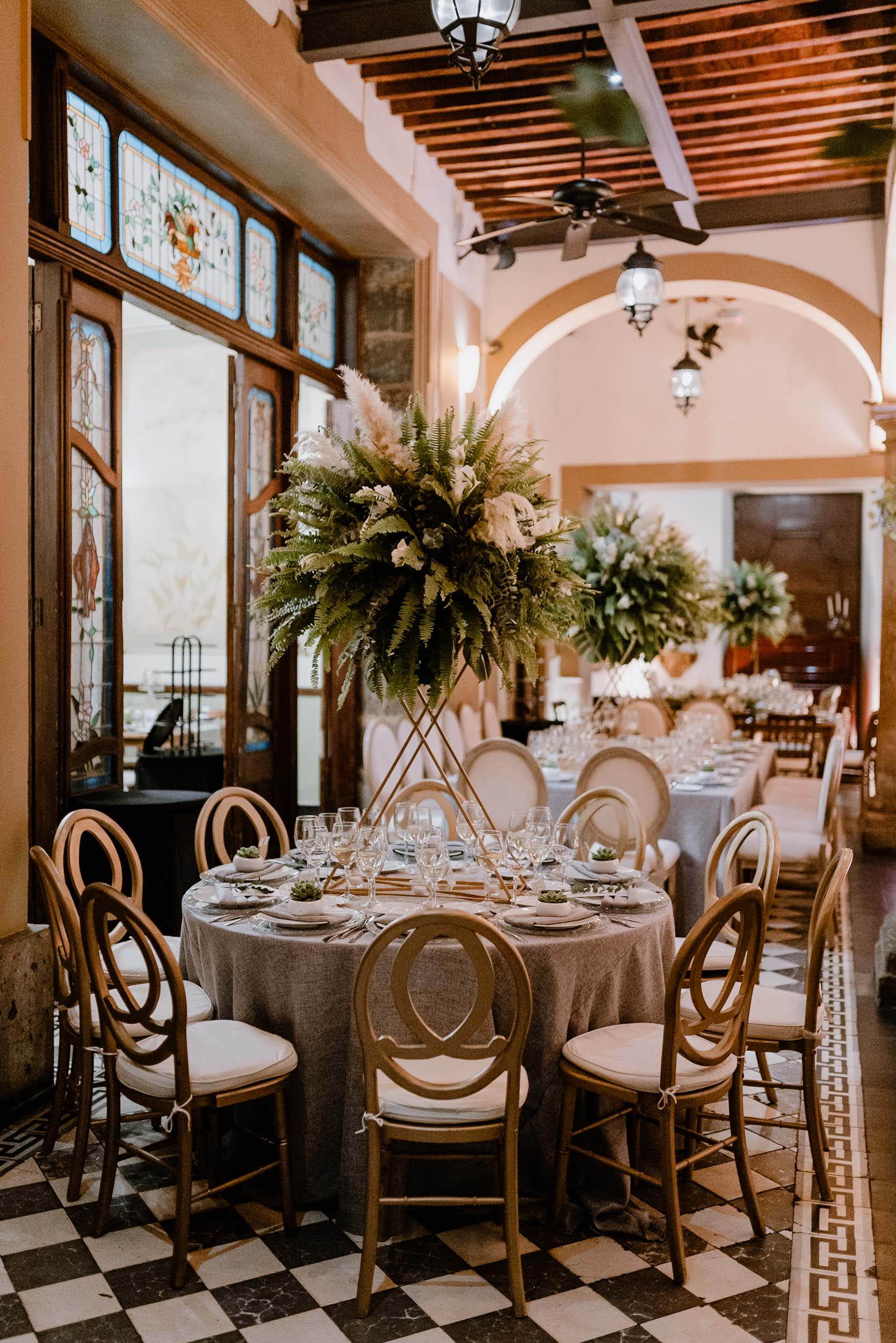 Novio sonriendo antes de ver a su prometida por primera vez