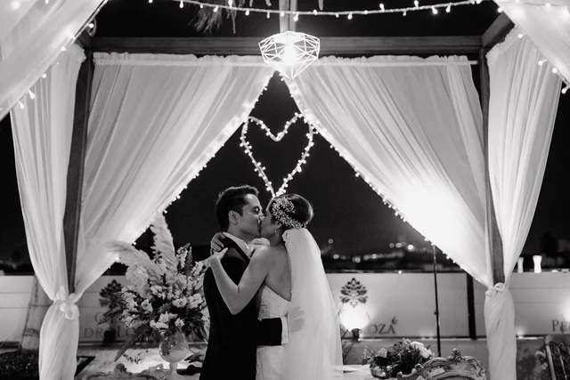 Novio y novia abrazándose y sonriendo