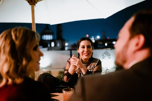 Novio y novia tomados de las manos y mirándose