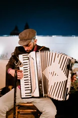 Novio y novia abrazándose y sonriendo