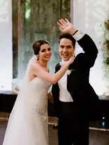 Novio y novia apunto de besarse