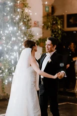 Novio y novia juntos y sonriendo en su boda