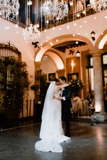 Novia caminando hacia el altar con su papá