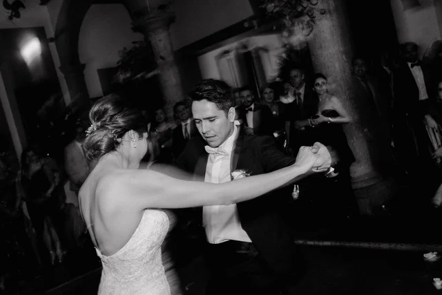 Novio y novia saliendo de su ceremonia
